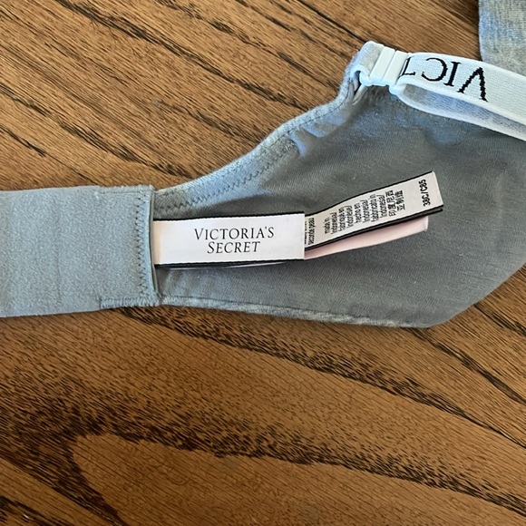 Victoria's Secret Bra 38c - Picture 2 of 3